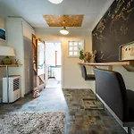 2 Independant Boutique Apartments One Sleeps 2 The Other Sleeps 4, Meadowhall, Sheffield Arena, Free Parking